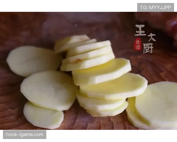 谌利军家的冰箱里只有鸡胸肉和水，连瓶可乐都找不到