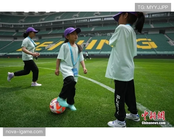 季丽萍家里居然藏了个能聊到天亮的神秘圈子，听说比球场还精彩！